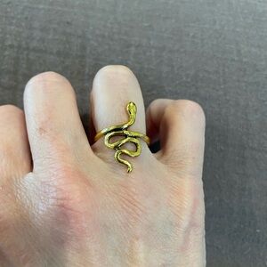 NEW Stylish gold tone snake ring. Size 6! It’s Fabulous!